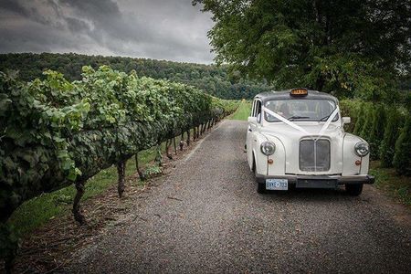 Niagara-on-the-Lake Wine Tour with Lunch -Private Tour in Classic English Cab