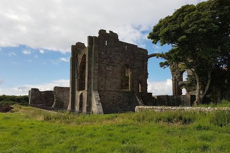 Edinburgh: Holy Island, Alnwick Castle & Kingdom of Northumbria