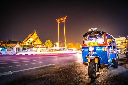 Bangkok Night Lights: Temple & City Tour by Tuk Tuk (SHA Plus)