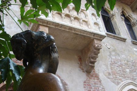 Passionate Verona: Living Romeo and Juliet's Story