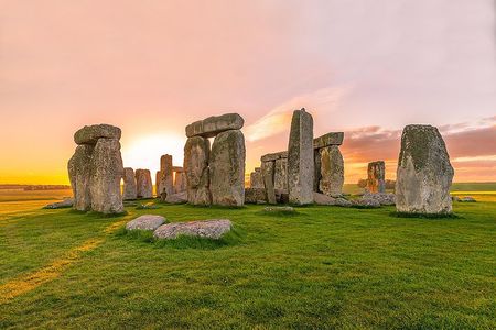 Stonehenge, Avebury,Cotswolds. Small group day tour from Bath