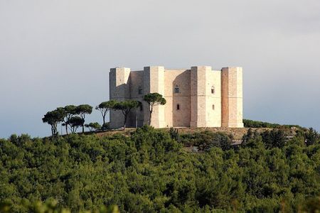 Walking tour Castel del Monte Unesco site 