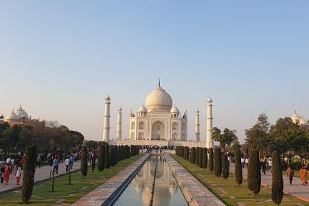 All Inclusive Taj Mahal tour by Gatiman train from Delhi