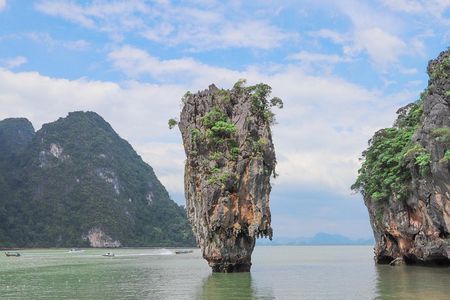 THE PREMIUM JAMES BOND Island by Speed Boat