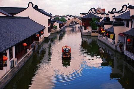 Private Shanghai Layover Tour to Zhaojialou Water Town with City Highlights