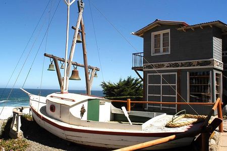 Full Day Trip to Isla Negra, Pomaire & Undurraga Vineyard - Small Group