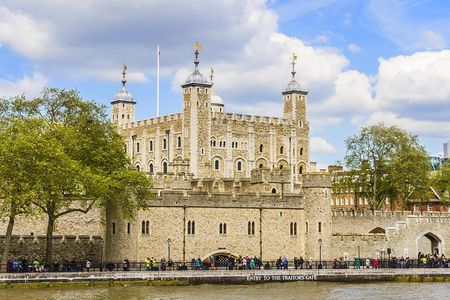 Tower of London with London Hop-On Hop-Off Tour and River Cruise