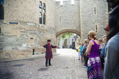 Tower of London & Crown Jewels Tour with Beefeater Meet & Greet