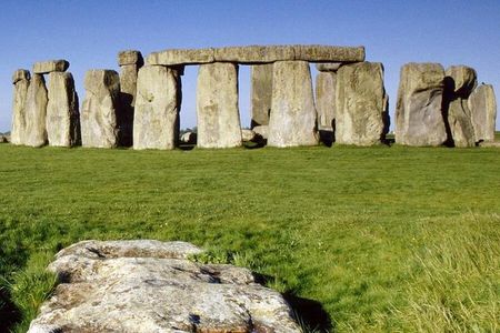 Small-Group Day Trip to Stonehenge, Glastonbury, and Avebury from London