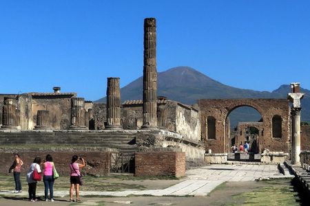 From Naples: Skip the Line Pompeii Guided Tour – Small Group