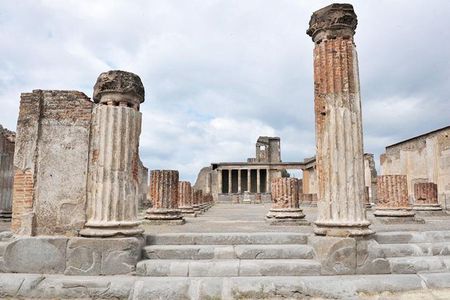 Transfer with stop in Pompeii from Naples to Amalfi Coast&Sorrento