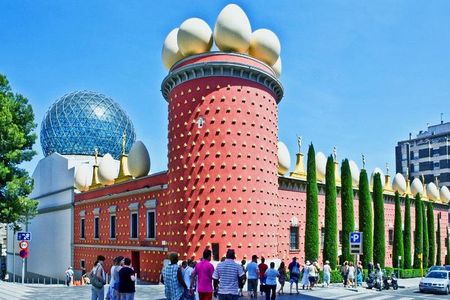Private Dalí’s World Wine and Cava Tour with Hotel pick-up from Barcelona