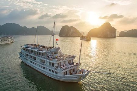 BEST SELLER - Halong 5 Star Day Cruise: Buffet, Wine & Jacuzzi