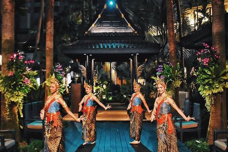 Shangri-La Hotel's Salathip Thai Restaurant Experience