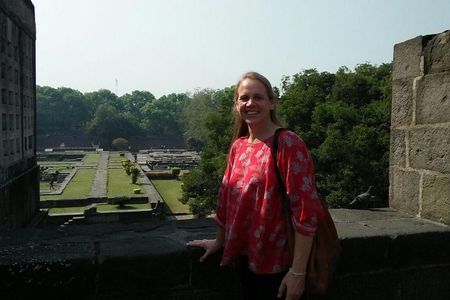 Immersive walking tour in Pune for cultural immersion with guide