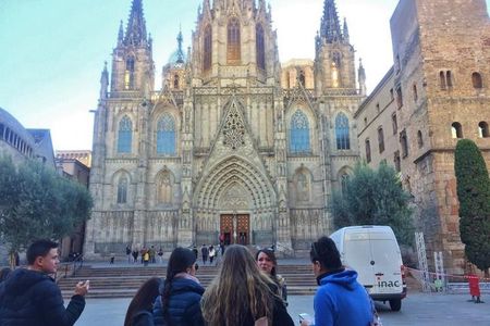 Barcelona Highlights Tour: Sagrada Família & Gothic Quarter Walk