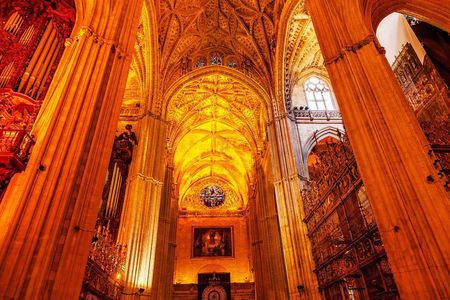 Cathedral of Seville English Guided Tour with Skip the Line & Access to Giralda 