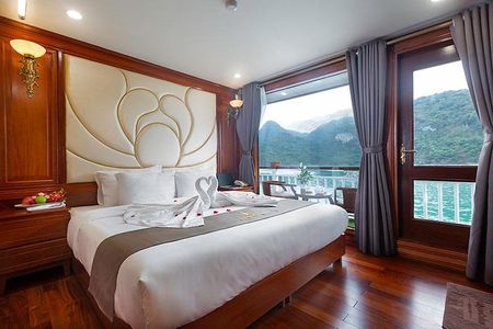 Staying 3 days - 2 nights on boat included: biking island and water activities