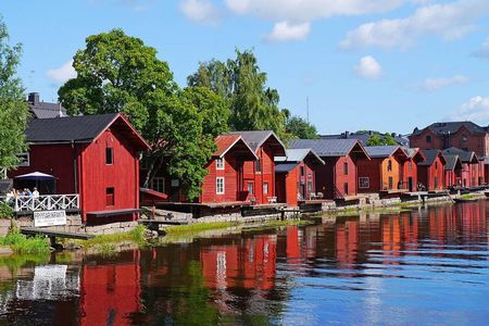 Helsinki: Private VIP Trip to Medieval Porvoo (snacks incl)