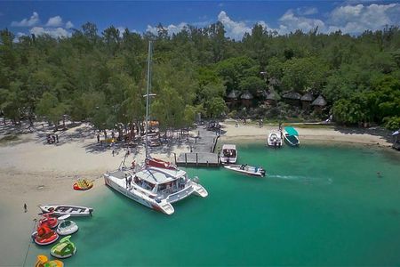 Full-Day Catamaran Cruise to Île aux Cerfs with BBQ Lunch