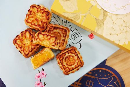 Hong Kong self-service baking experience: making custard mooncakes