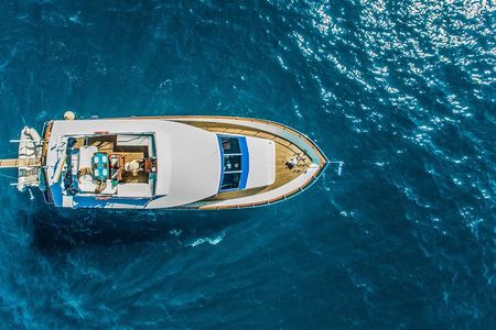 Santorini: Motor Yacht Day Cruise with 5-Course Lunch