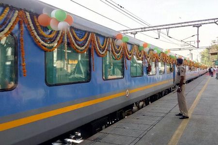Agra Tour by Super fast Train Gatimaan from Delhi: All Inclusive 