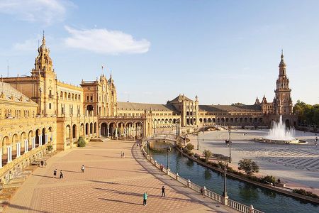 Bike tour through the monumental area of Seville