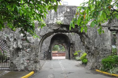 Manila Old and New: Sightseeing Tour Including Intramuros and Fort Santiago