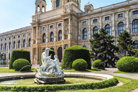 Budapest to Vienna Private Costumizable Day Tour with Lunch 