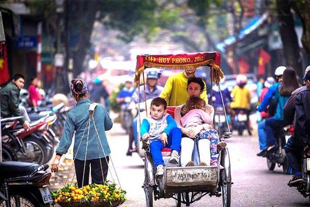 Hanoi Cyclo and Water Puppet Show with Dinner Private Tour