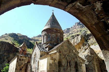 Symphony of Stones, Garni, Geghard, photo stop at Charents arch 