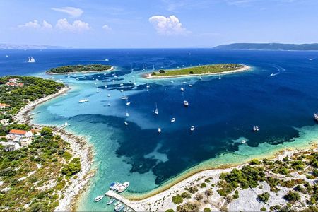 Half-Day Private Boat Tour to Blue Lagoon, Trogir & Shipwreck Bay