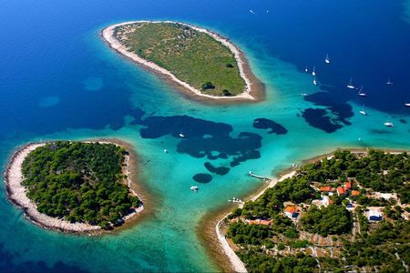 Half-Day Private Boat Tour to Blue Lagoon, Trogir & Shipwreck Bay