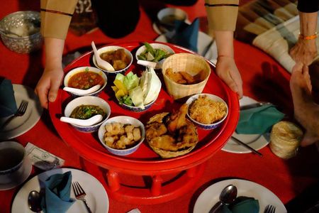 Small Group : Traditional Dinner with Performance and Local Fresh Market Tour