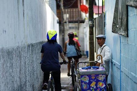 HD-03 WangLang cycling to see rare royal barge museum and riverside communities