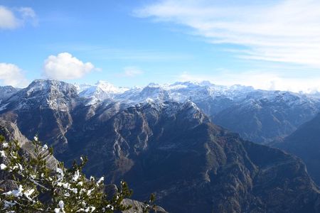 Hum Orahovski and Grlo Sokolovo Hiking Tour
