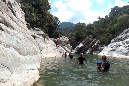 Torrentismo: Climbing up through the river