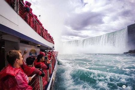 Niagara Falls Day Tour from Toronto with Lunch & Niagara Boat