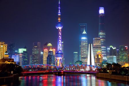 Shanghai Evening Tour: Huangpu River Cruise and Street Food