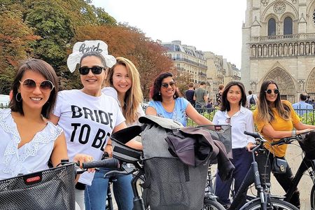 Bike Paris treasures with a live guide - Families & Friends 