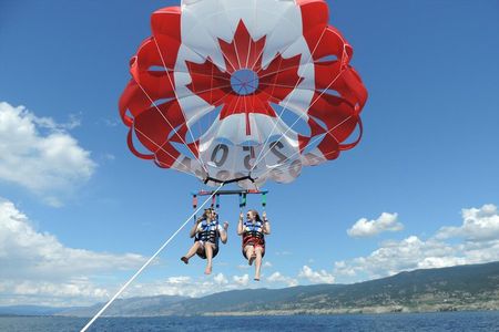 Kelowna: Early Bird Discount Parasailing Experience