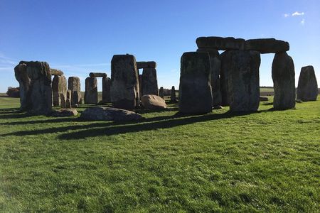 Private Full-Day Tour of Stonehenge and Bath from London