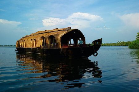 Private Backwater Cruise on a Houseboat and Shikara including Lunch