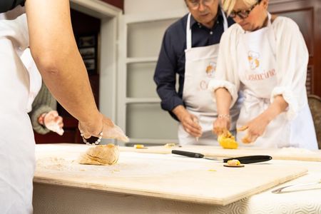Cesarine: Small group Pasta and Tiramisu class in Catania