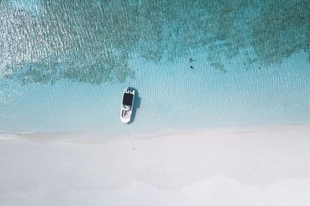 Private Boat Tours to outer islands, snacks drinks- snorkel- cruise!