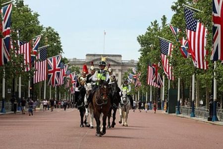 Private London Tours by Experienced Guide in New London Taxi