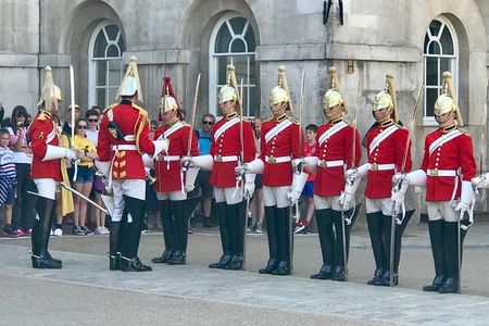 Private London Highlights Tour with Experienced Guide in Taxi