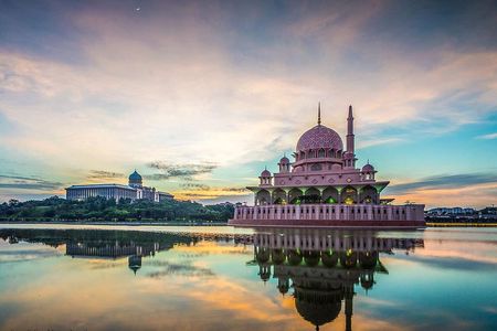Putrajaya Tour with Traditional Boat Cruise & Pink Mosque (Private)