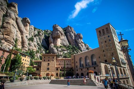 Montserrat & Winery Visit Tour with Traditional Farmhouse Lunch